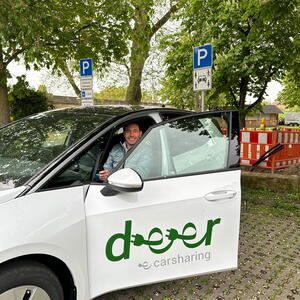 Wolfgang Gogel in einem E-Auto des Carsharinganbieters deer