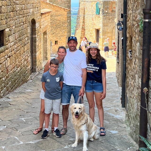 Familie Gogel mit Hund in einer mittelalterlichen italienischen Stadt