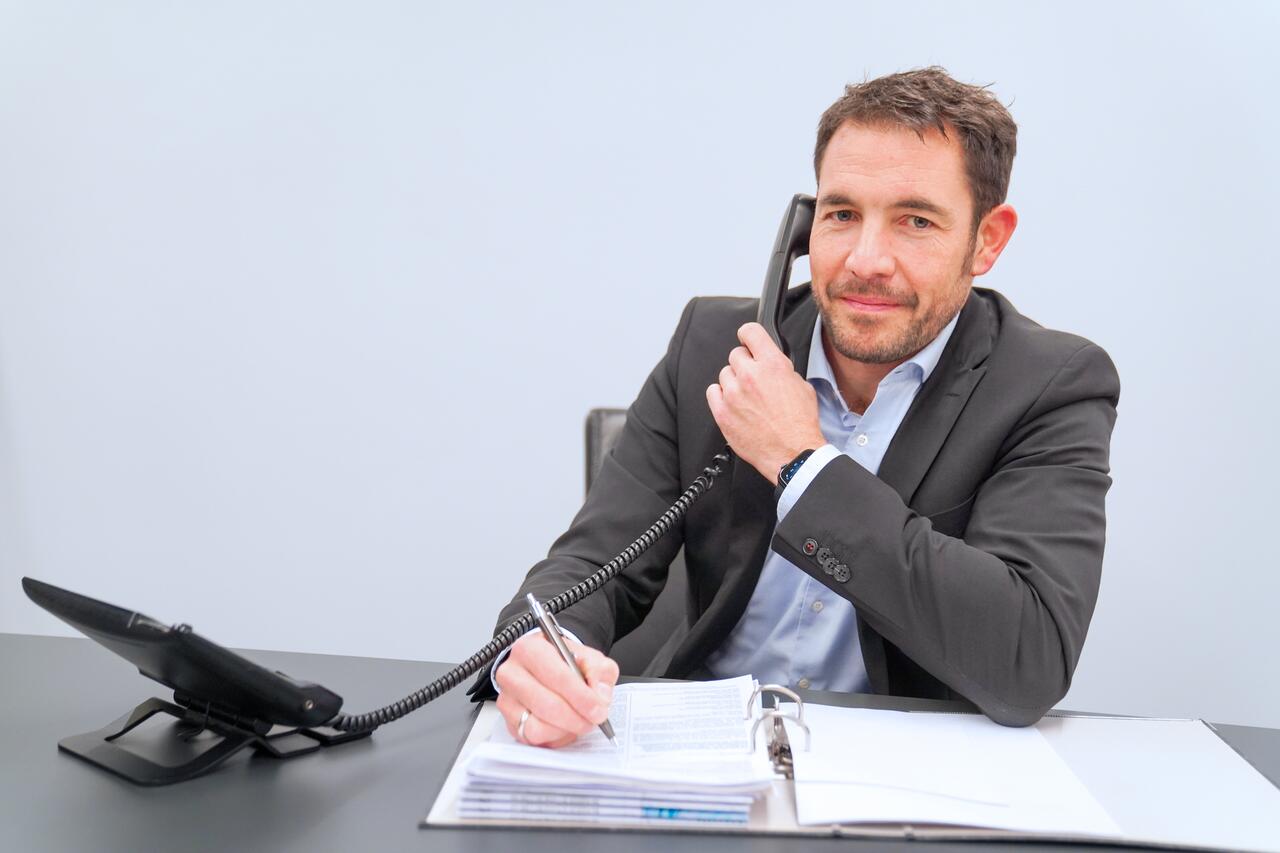 Wolfgang Gogel im Büro mit Telefon