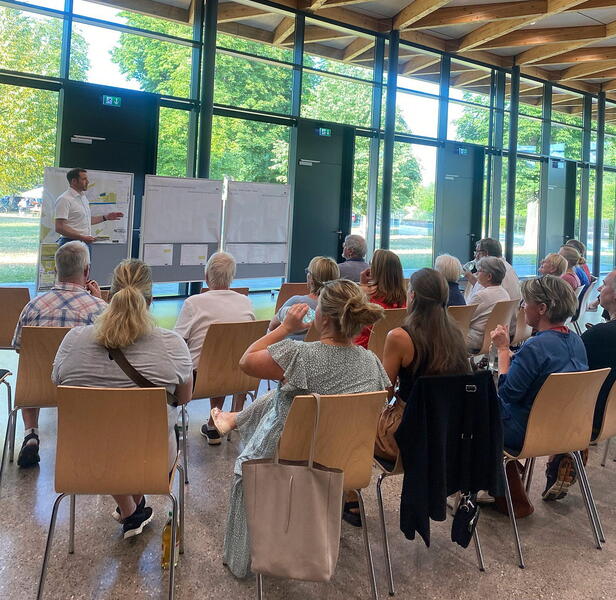 Wolfgang Gogel erläutert 2023 vor Bürgerinnen und Bürgern das Konzept