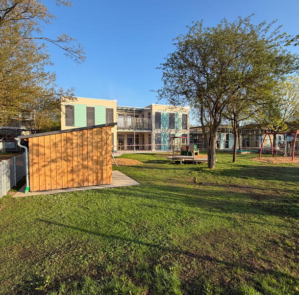 Gartenansicht der Liebenauschule im April 2026 mit dem Anbau für den Kindergarten_Liebenau